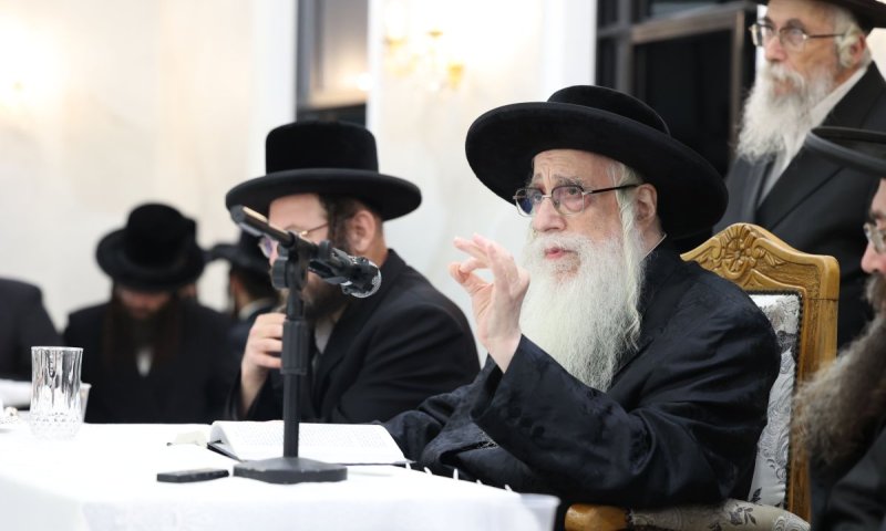 בחנוכת ביהמ"ד באלעד: החסידים הגישו לרבי מצאנז שטר התחייבות