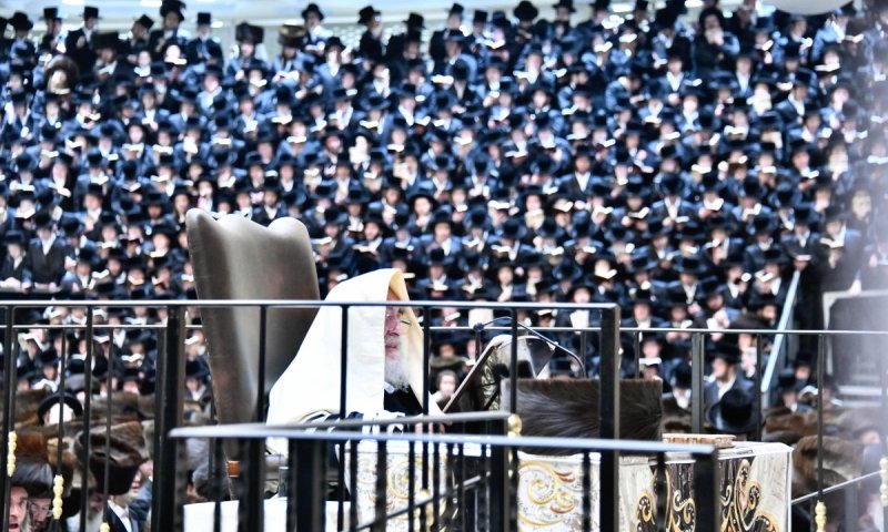אלפים נהרו: הרבי מויז'ניץ ניגש לסליחות הראשונות בביהמ"ד | צפו