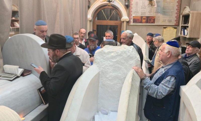 סליחות מרגשות בבית הכנסת של הבעל שם טוב
