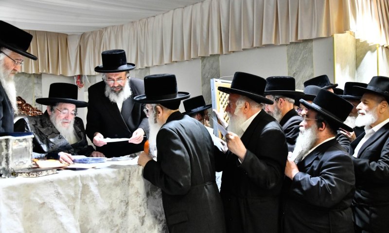כבני מרון: זקני חסידי ויז'ניץ עמדו בתור להגיש קוויטלא'ך לאדמו"ר