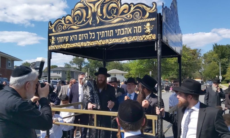 חגיגה בבולטימור: הרבי מקאליב בהכנסת ס"ת של הרבי מזידיטשויב