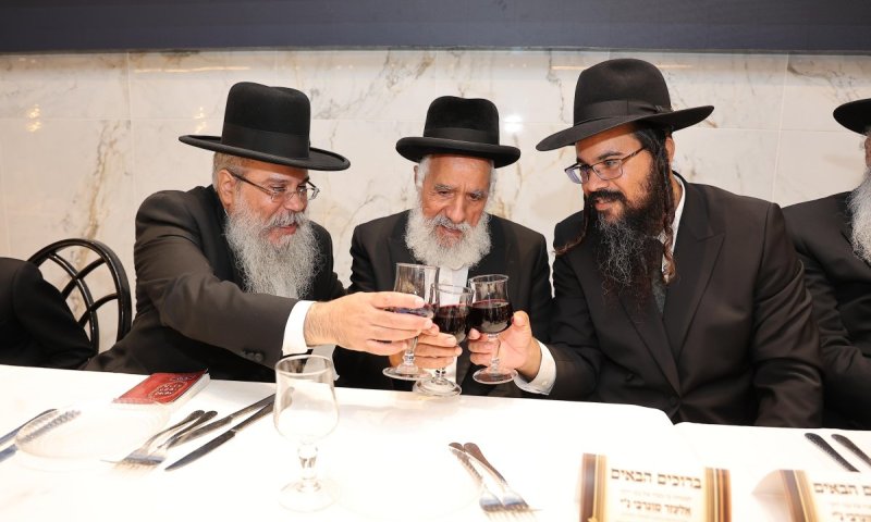 נכדו ונאמן ביתו של הגר"ש מחפוד בירמ"צ את בנו | צפו בגלריה