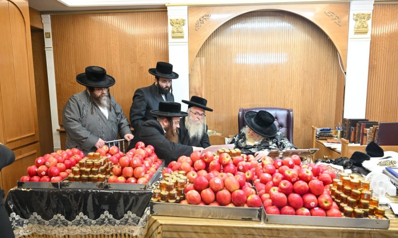 הרבי מתולדות אברהם יצחק במעמד ברכת תפוח בדבש של 'בית לפליטות'