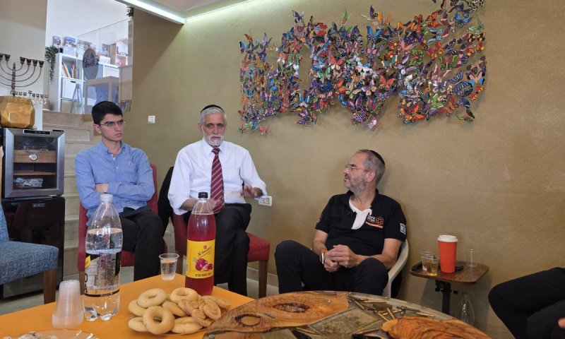 רבנים, שרים וחברי כנסת בניחום אבלים אצל נשיא 'איחוד הצלה' אלי ביר 