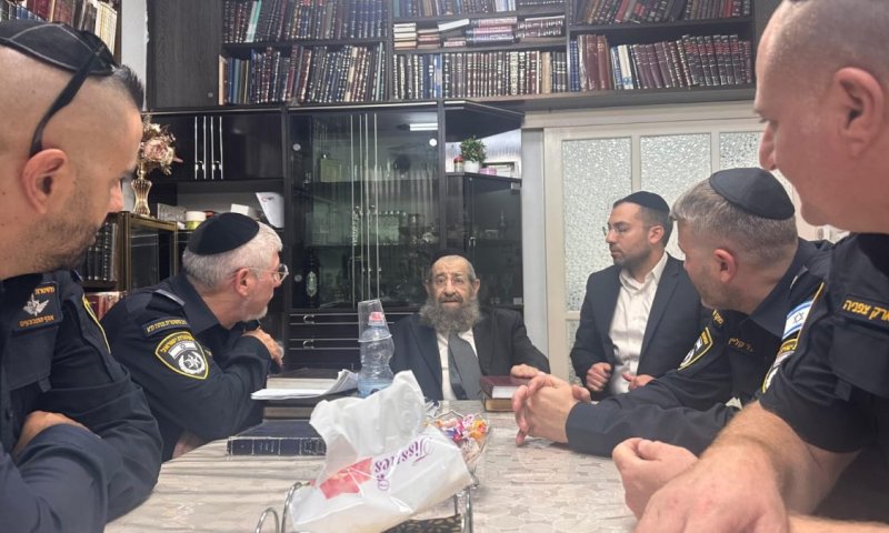 ביקור מיוחד של מפקדי המשטרה במעונם של גדולי ישראל הגרמ"צ ברגמן, האדמו"ר ממודזיץ ורבני העיר בני ברק 