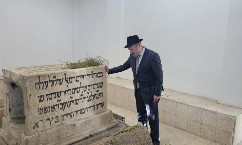 אחרי עשרות שנים: מניין תפילה כולל קריאת התורה בבית הכנסת בדמשק