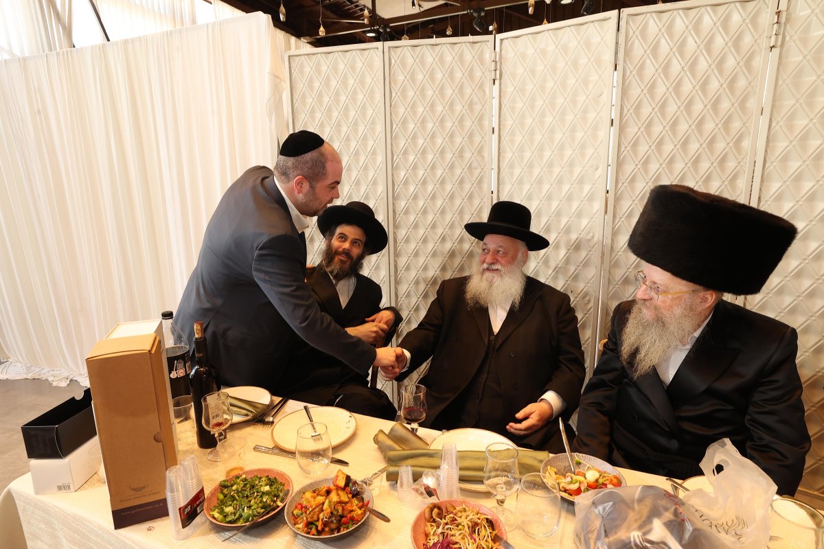 באדיבות המצלם