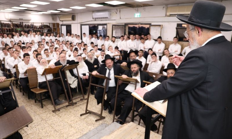מלייקווד לפוניבז': נכדו של המשגיח הגיע לחזק את האלול בישיבה