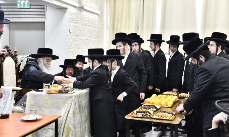 הרבי ביקר את הבחורים בשיא ההכנות לימים והנוראים