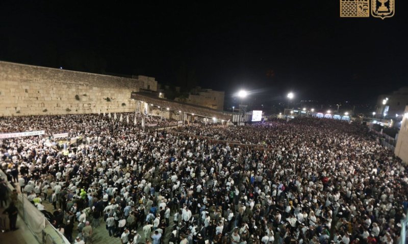 רבבות השתתפו הלילה במעמד הסליחות בכותל המערבי