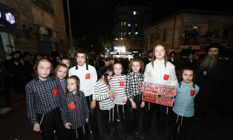 לא נפקיר את גיבורי החיל: אלפי בני היישוב הישן בעצרת עם טלאי אדום
