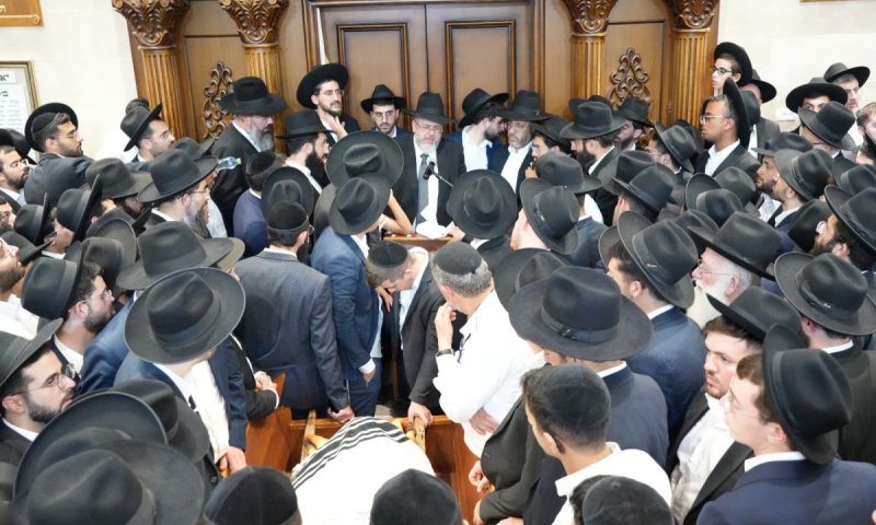 בבכיות נוראיות: התלמידים ליוו את ראש הישיבה - חתנו מונה ל'ממשיך'&nbsp;