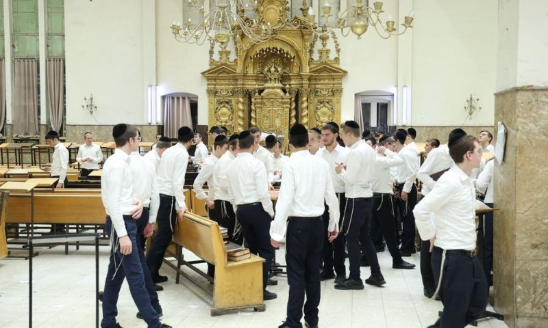 הביקור של סאטמר ורגע לפני הפסק בפוניבז' | האזינו לפודקאסט