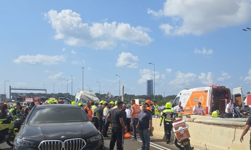 חפץ כבד נפל ממשאית: גבר ואישה נהרגו, 3 נפצעו באורח קשה