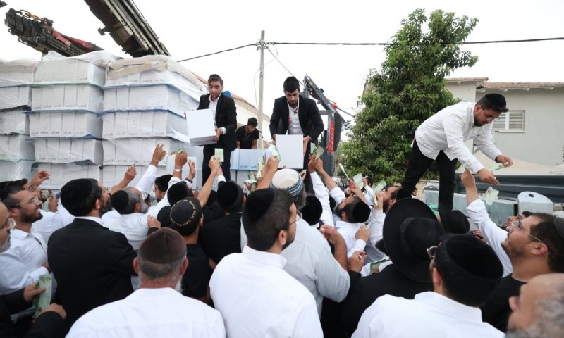הגר"א עפג'ין חילק אלפי סלי מזון לחגי תשרי. צפו בגלריה