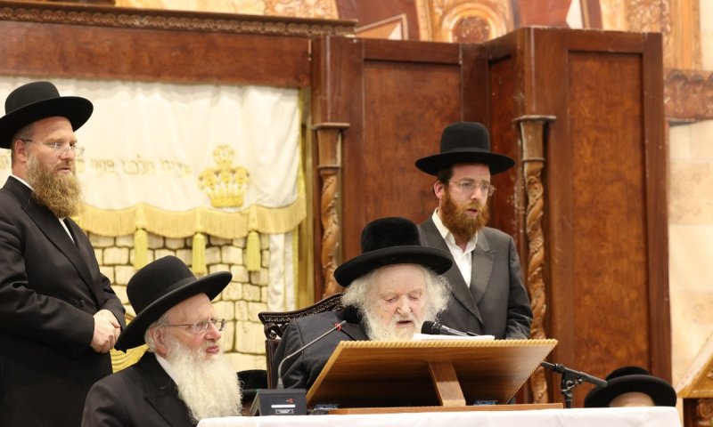 רגעים של רטט וחלחלה - פוסק הדור פרץ בבכי וזעק: "זה גזירת שמד"