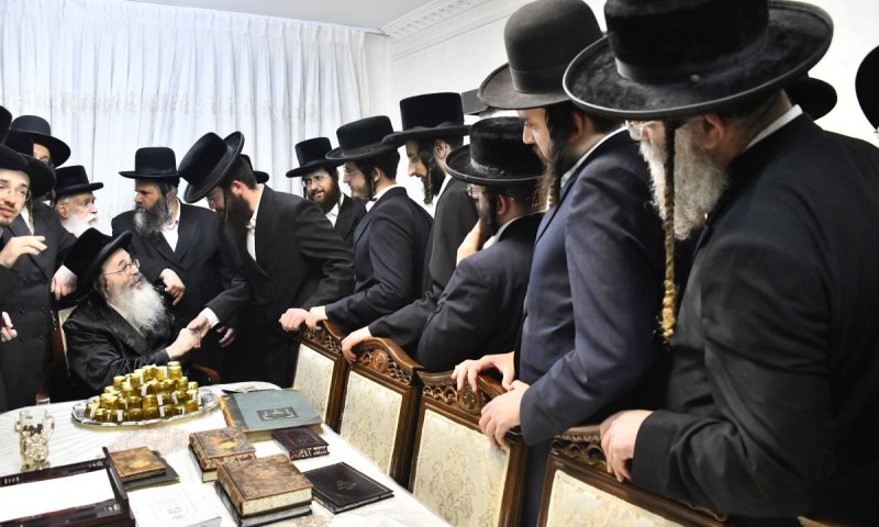 לְשָׁנָה טוֹבָה: הרבי מתולדות משה העניק דבש וברכות לשנה החדשה