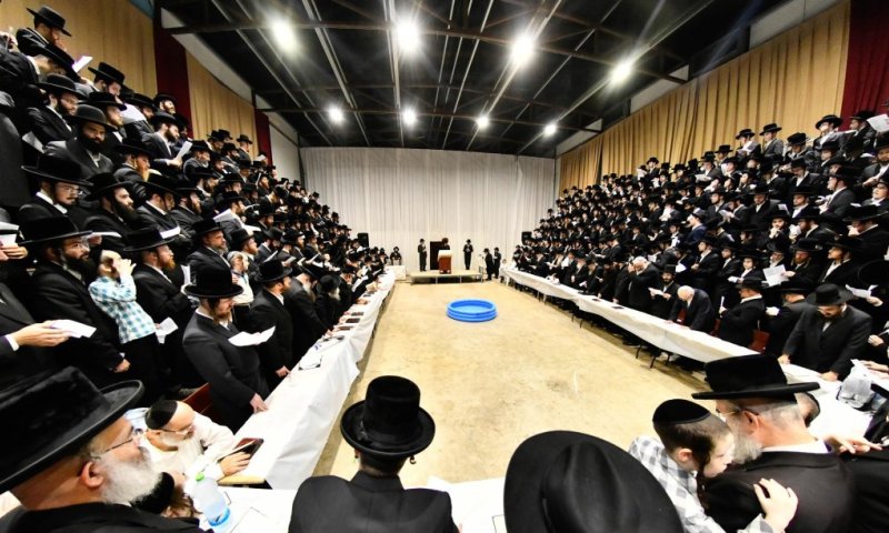 בראשות האדמו"ר: חסידי סאדיגורה השליכו את העבירות לבריכה ביתית