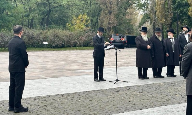 הנשיא זלנסקי קיבל ספר תהילים מתורגם באנדרטה בבאבי יאר