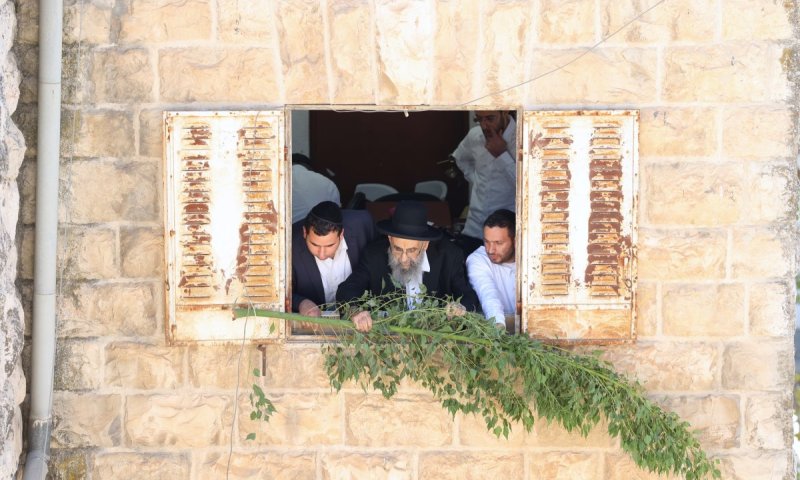 חרג ממנהגו: ראש הישיבה סיכך את הסוכה בערב יום כיפור
