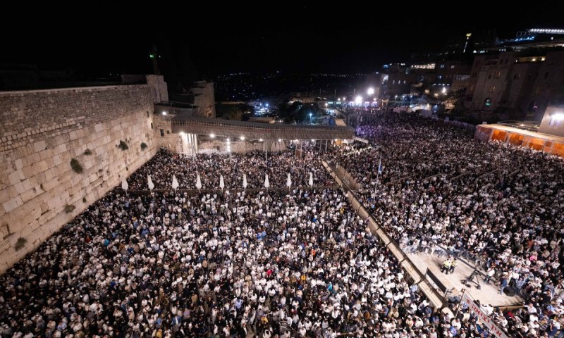 "חטאנו לפניך": למעלה ממאה אלף איש ביקשו מחילה בכותל המערבי | תיעוד