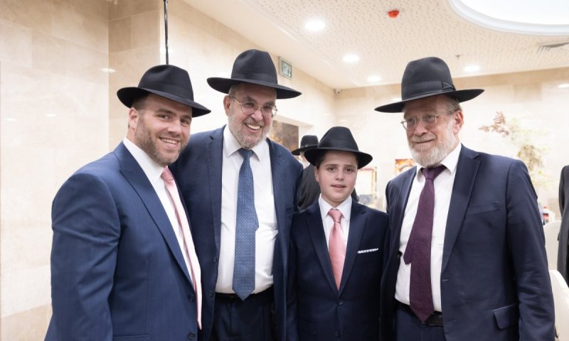רבנים ואישי ציבור בשמחת בר המצווה לבנו של הרב משה רוזנגרטן