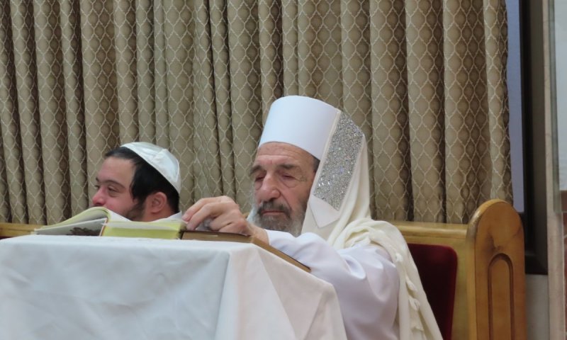 מתפילה זכה ועד קישוט הסוכה: ערב ומוצאי כיפור אצל הגה"צ חכם ניסים בן שמעון