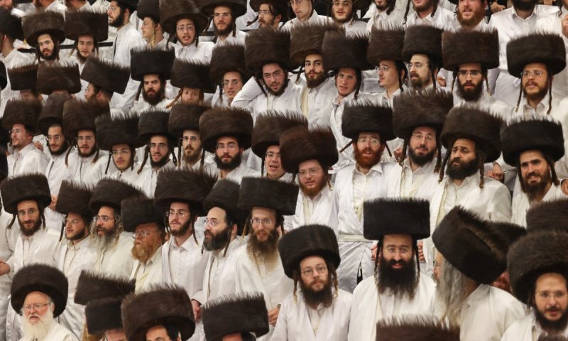 כולם לבושים בקיטל: טיש יארצייט לאדמו"ר שנפטר בכל נדרי