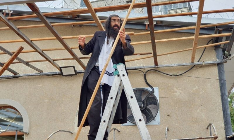 סוכות גדולות הוקמו באומן, עזרת הנשים נפתחה למתפללות