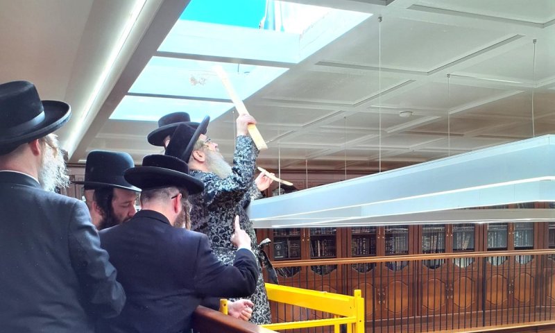הקישוטים שנתלו: הצצה לסוכתו המפוארת של האדמו"ר מסאטמר