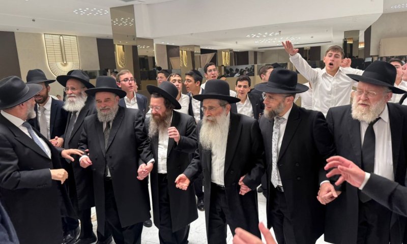 בהשתתפות גדולי ישראל: שמחת בית השואבה בישיבת 'תפארת מרדכי'