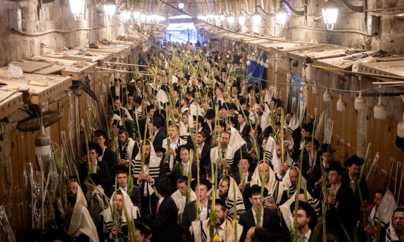 תיעוד מרהיב מאמירת ההושענות ב'סיבוב השערים' מול מקום המקדש
