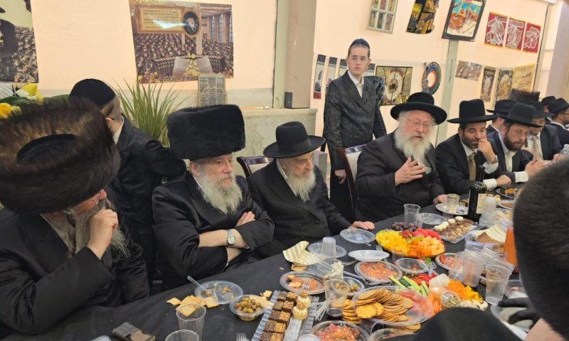 רבני העיר, בכירי העיריה והמשטרה, בביקור בסוכתו של ראש העיר בני ברק