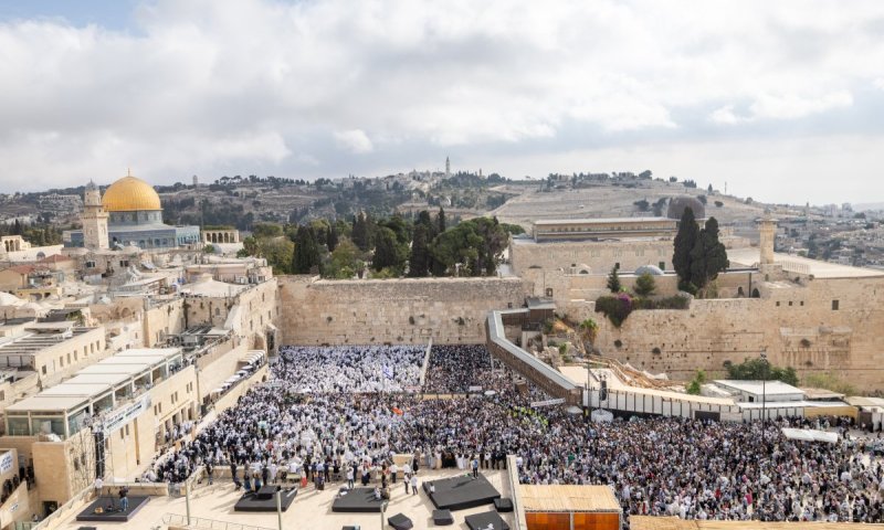 שורדי שבי ומשפחות חטופים הגיעו עם הרבבות לברכת כהנים בכותל