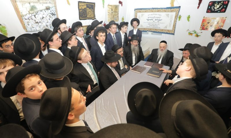 תלמידי 'תורת חיים' הקבילו את פניו של נשיא הישיבה