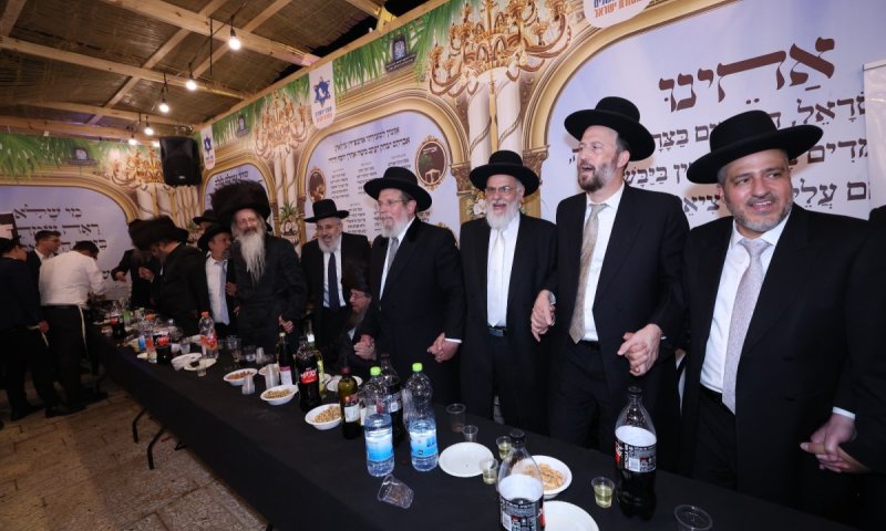 הכל מעלין לירושלים: תיעוד משמחת חג בסוכתו של הרה"ר