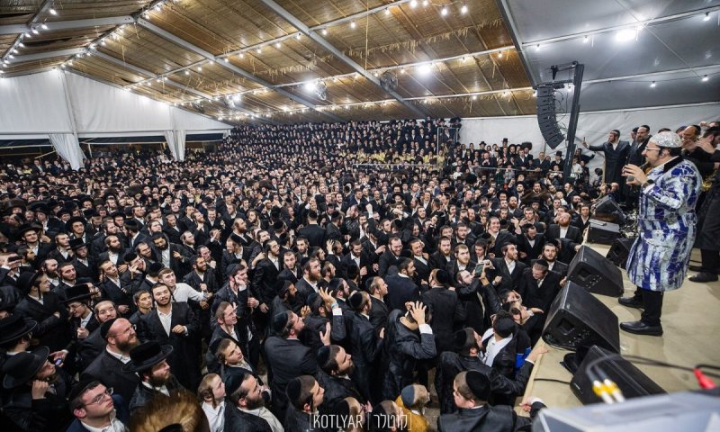 תיעוד ענק: אלפים רקדו ב'סוכת גפנר' בשמחה הגדולה של 'אורייתא'