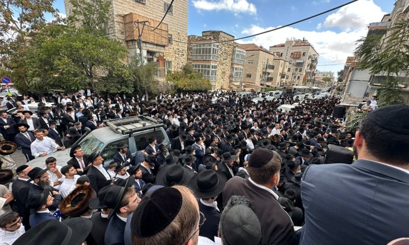 התלמידים מיררו בבכי בחג: המונים בהלווית ראש הישיבה | תיעוד