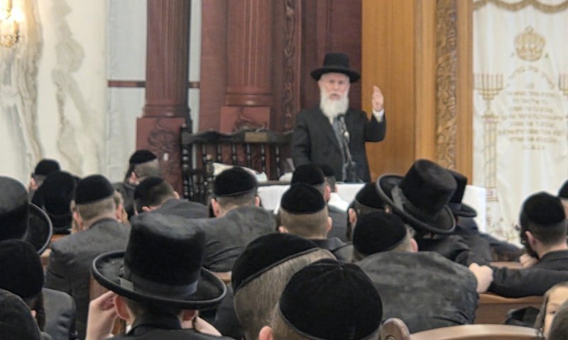 החסידים התכנסו בהמוניהם לשמיעת שיעורו של ראש הישיבה הספרדי