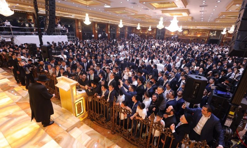 שמחה של תורה: רבבות בשמחת בית השואבה ב"עטרת שלמה"