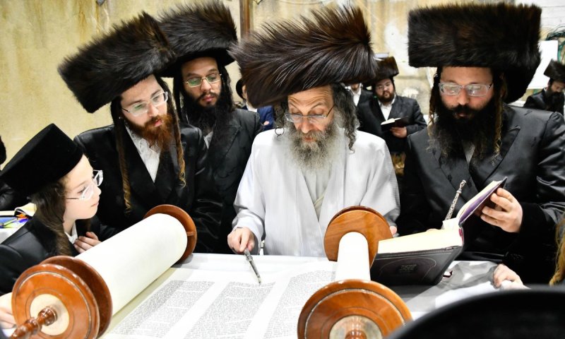 המשפיע ר' מיילך קרא 'משנה תורה' בהיכל החדש של זוטשקא