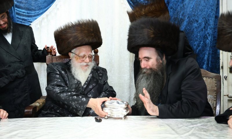 האדמו"ר חשף בפני הרב הצעיר את קופסת האתרוג העתיקה