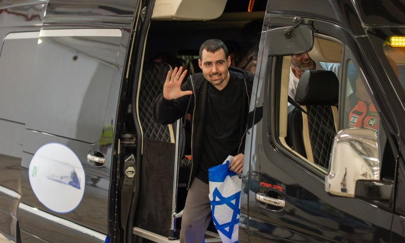 "התרגש משקית במבה": החטוף גיא גלבוע שלח למשפחתו מכתב מהשבי