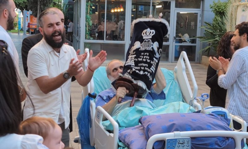האח הרפואי תיעד: שמחת תורה אצל הרב שנפצע בסוריה