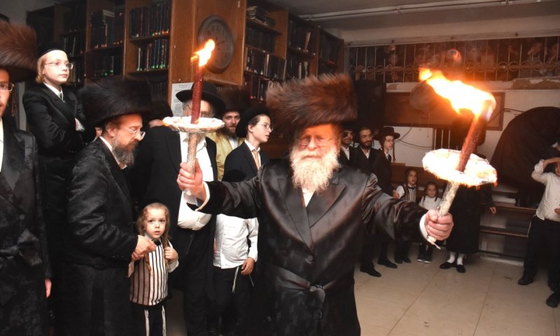 האחים המשפיעים לבית בידרמן רקדו עם לפידים בוערים בלעלוב