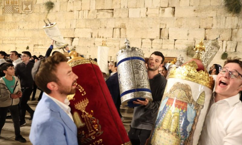 בפרקי הלל והודיה: אלפים השתתפו בהקפות שניות בכותל המערבי