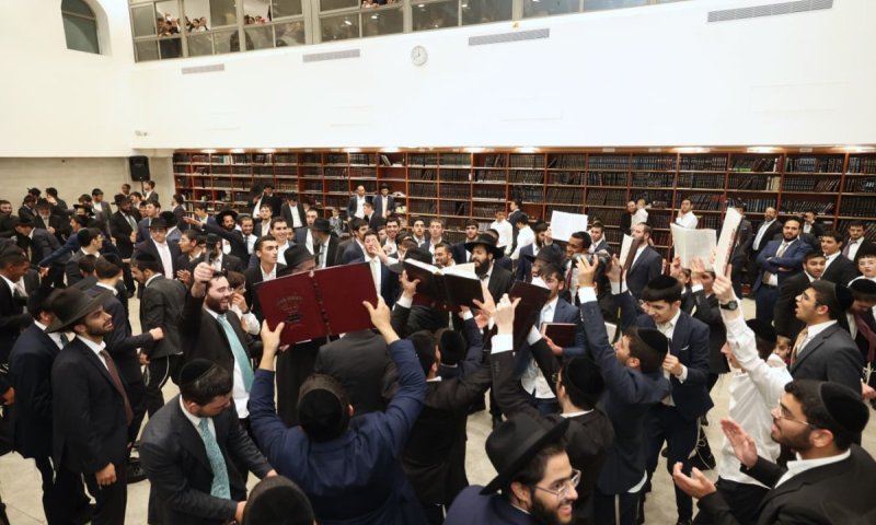 אהבת תורה: תלמידי הישיבה רקדו ונישקו את הגמרות | צפו