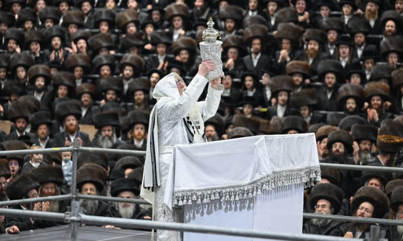 תיעוד ענק מהקריה בצאנז: מסיכוך הסוכה ועד הקפות שניות