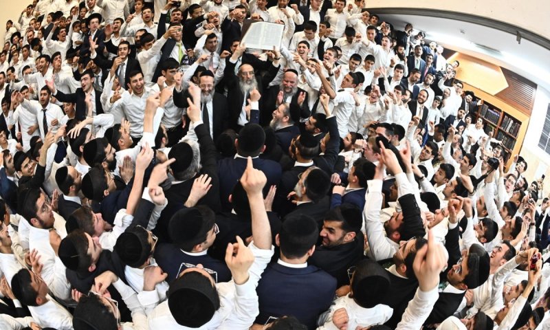 תיעוד מ'בית שמעיה': הקפות שניות וריקוד הגמרות המסורתי
