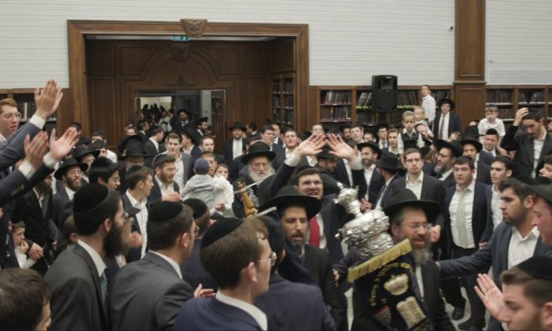 תיעוד מפעים: הקפות שניות בישיבת 'תורת זאב' (סולובייצ'יק)